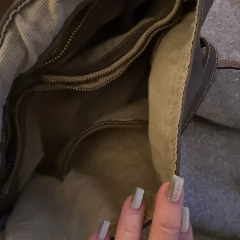 Gorgeous Handmade Olive Green Leather Shoulder Bag. Luxurious, Trendy, Stunning! - Picture 9 of 13